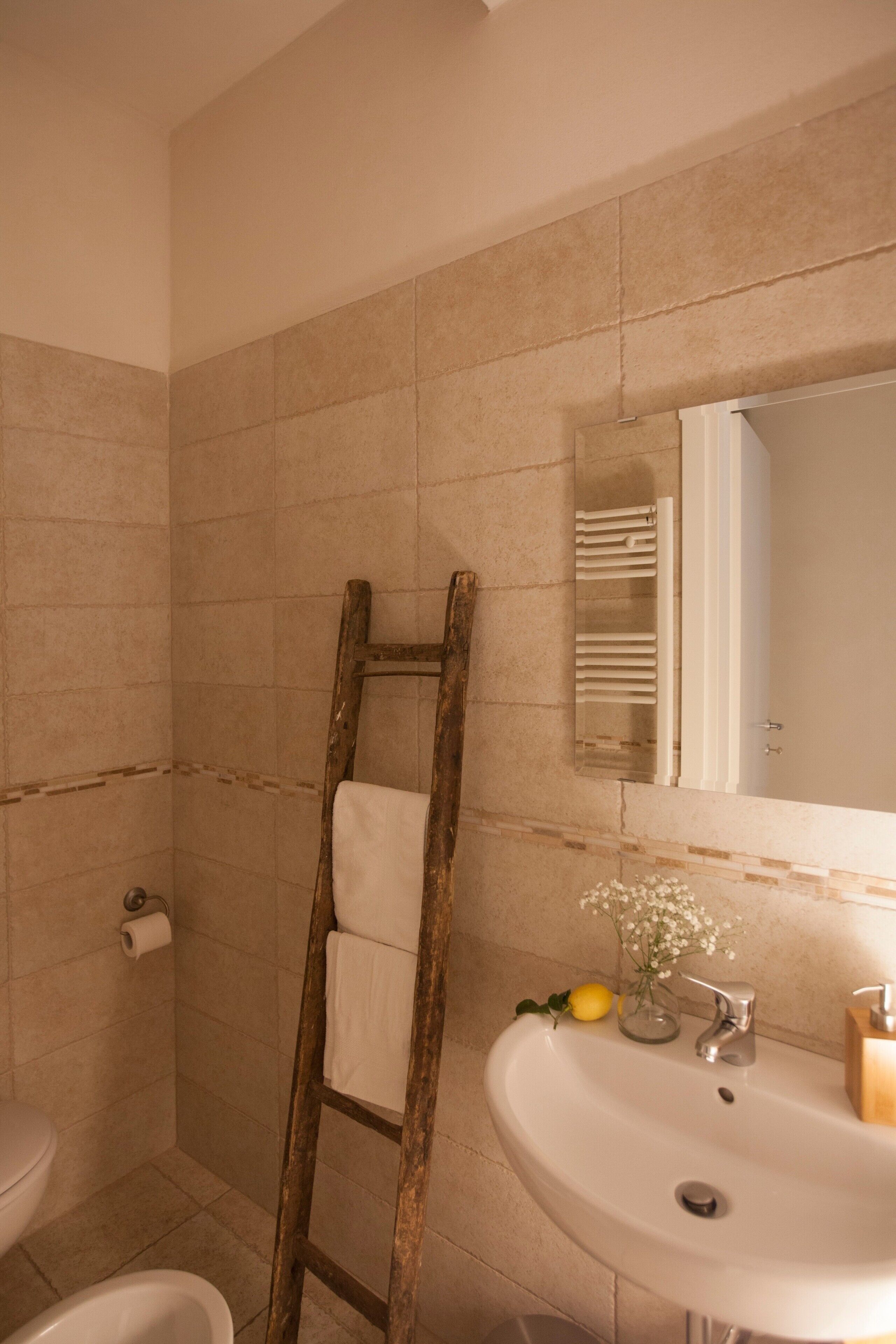 Douche, sèche-cheveux, serviettes fournies