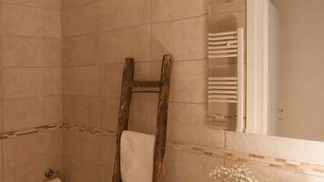 Douche, sèche-cheveux, serviettes fournies