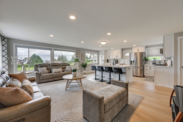 Quiet Home W/ Deck & Water Views In Des Moines - Kent, WA