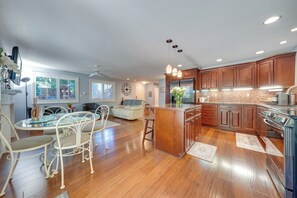 House (1 Bedroom) | Interior - 4 Mi to Waterfront & Wineries! Quiet Getaway (Kirkland)