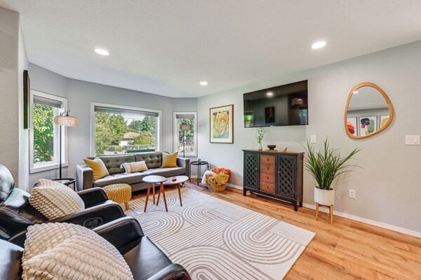 Seatac Getaway! Fully Fenced W/ Workspace - Seattle, WA
