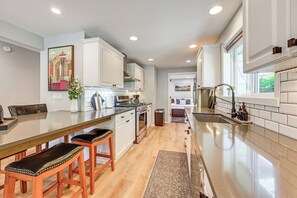 House (2 Bedrooms) | Interior - Seatac Getaway! Fully Fenced w/ Workspace (SeaTac)