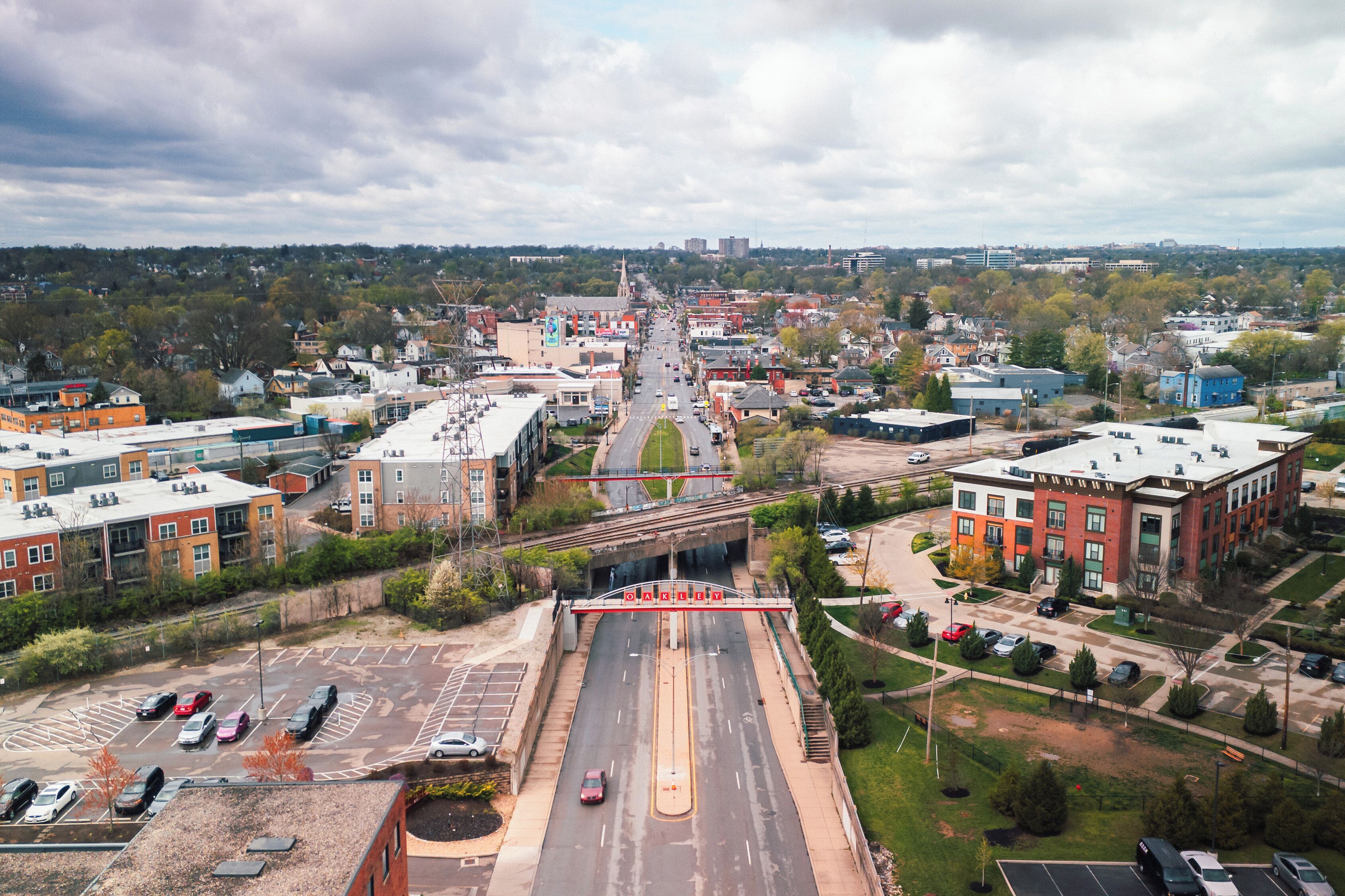 Une vue aérienne d’une ville avec un pont imposant, des bâtiments et un parking.