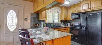 Explore Baton Rouge! Cozy Retreat w/ Private Yard