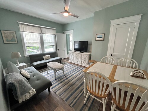 Steps from the beach & boardwalk 3-bdrm apartment with AC in enjoyable Wildwood