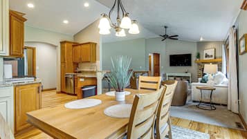 House (3 Bedrooms) | Interior