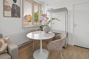 Dining - Enjoy a cozy 23m² stay for two at The Lane, a modern studio in Wouw. Featuring a private kitchen, air conditioning, a private balcony, Smart TV, and fast WiFi, it's ideal for relaxing stays and business trips. (Wouw)