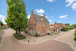 Exterior - Enjoy a cozy 23m² stay for two at The Lane, a modern studio in Wouw. Featuring a private kitchen, air conditioning, a private balcony, Smart TV, and fast WiFi, it's ideal for relaxing stays and business trips. (Wouw)