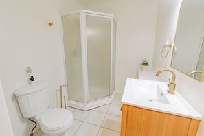 Bathroom - Parkway Boutique (Niagara Falls)
