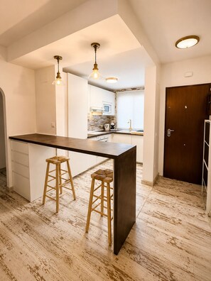 Wasserkocher mit Kaffee-/Teezubehör, Kühlschrank, Mikrowelle, Ofen