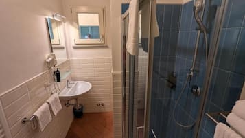 Shower, pengering rambut, handuk, dan sabun