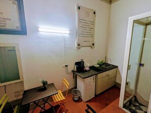 Frigobar, talheres/pratos/utensílios de cozinha