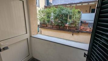 Habitación triple, patio, vistas al jardín | Jardines del alojamiento