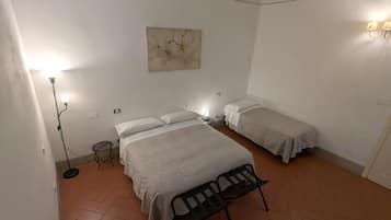 Chambre triple, patio, vue sur le jardin | Accès au Wi-Fi (inclus)