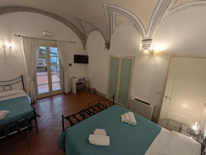 Habitación triple Deluxe, patio, vista al jardín | Wifi gratis