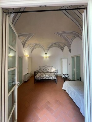 Chambre Triple Deluxe, patio, vue jardin | Intérieur