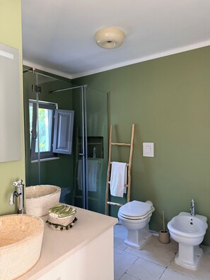 Dusche, Haartrockner, Bidet, Handtücher