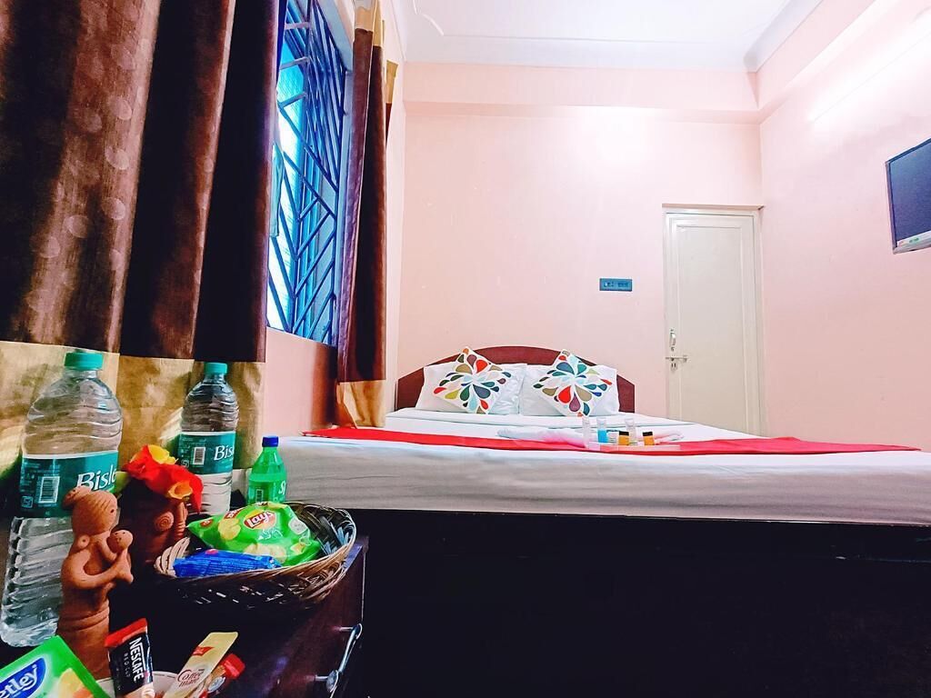 Una habitación de hotel con cama, una puerta y una ventana con un diseño de cuadrícula azul.