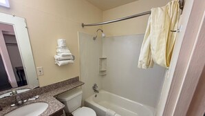 Un baño con lavamanos, inodoro y bañera.