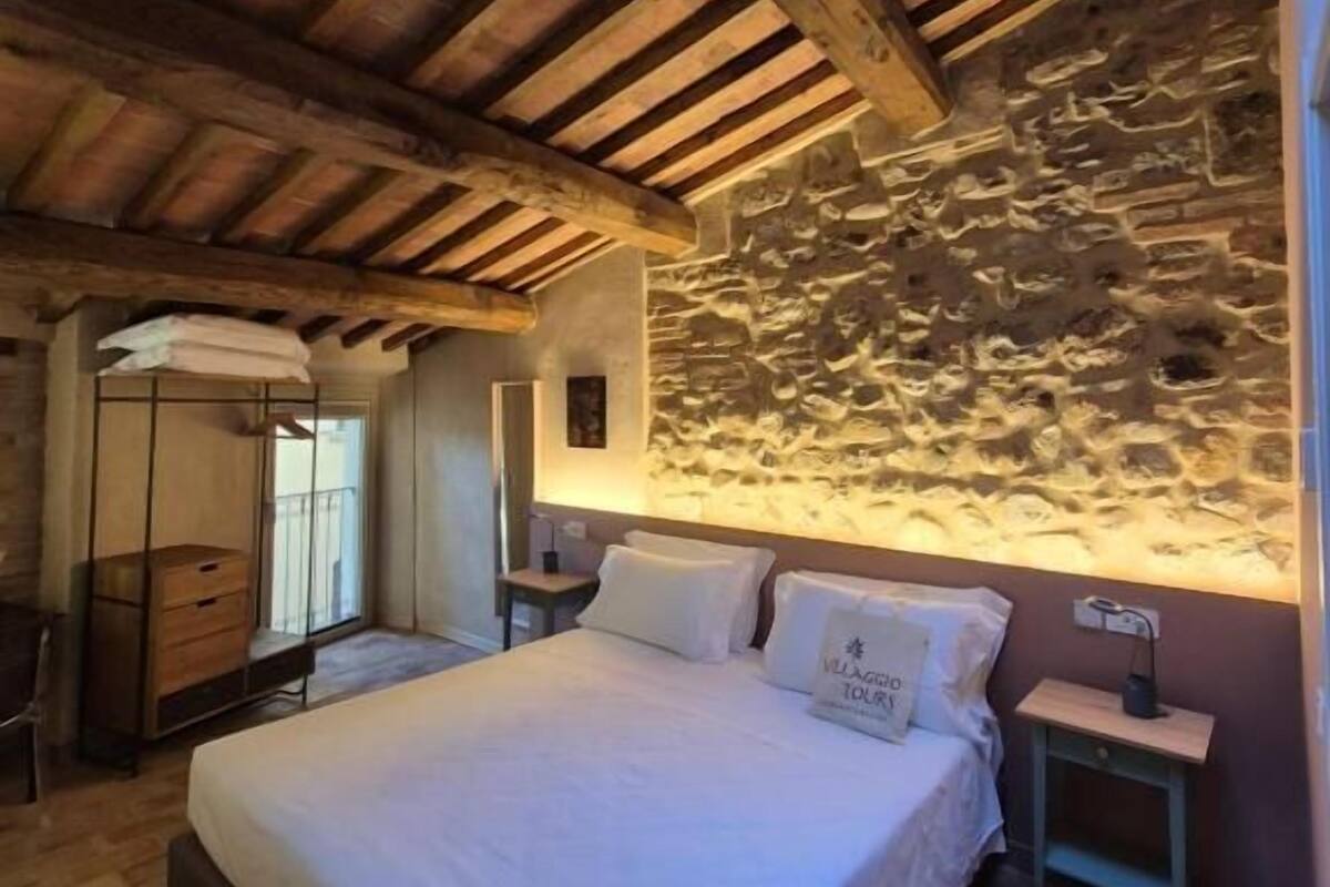 Deluxe Double or Twin Room | Desk, laptop workspace, blackout drapes, WiFi (free)