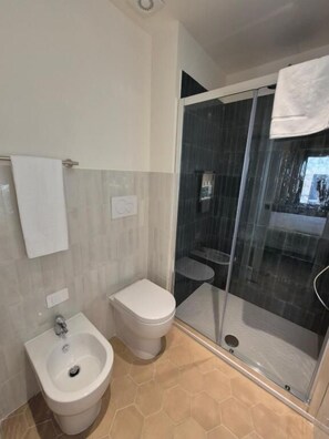Shower, free toiletries, hair dryer, towels - Six Keys Guesthouse (Allerona)