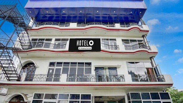 Ein mehrstöckiges Hotel mit einem gut sichtbaren 'HOTEL'-Schild, Balkonen und großen Fenstern.