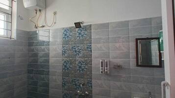 Family House, Garden View | Bathroom | Shower, towels, soap, shampoo