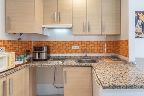 Wasserkocher mit Kaffee-/Teezubehör, Kühlschrank, Mikrowelle, Herdplatte
