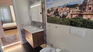 Ein modernes Badezimmer mit einer Bidet, einem Waschbecken, einem Spiegel und einer Toilette. An der Wand ist eine Stadtansicht zu sehen.