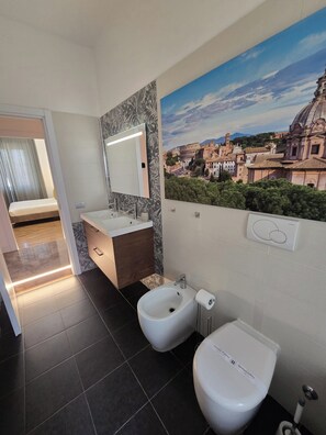 Ein modernes Badezimmer mit einer Bidet, einem Waschbecken, einem Spiegel und einer Toilette. An der Wand ist eine Stadtansicht zu sehen.