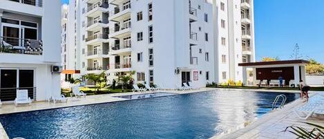 Una piscina al aire libre