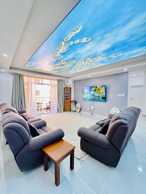 Familienapartment | Wohnbereich | 32-Zoll-Smart-TV mit Digitalempfang