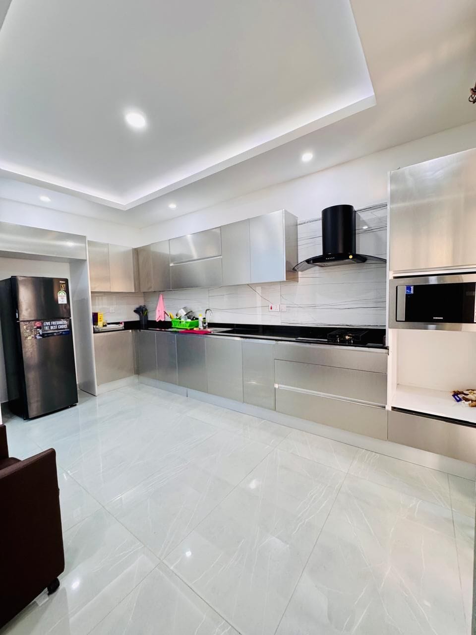 Family Apartment | Private kitchen | Fridge, microwave, cookware/dishes/utensils