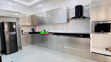 Family Apartment | Private kitchen | Fridge, microwave, cookware/dishes/utensils