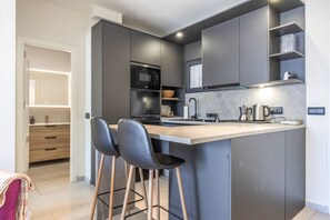 Wasserkocher mit Kaffee-/Teezubehör, Kühlschrank, Mikrowelle, Herdplatte