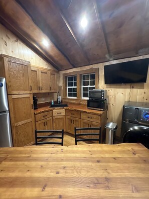 Fridge, microwave, coffee/tea maker, toaster - Suits Us - A Southern Ohio Retreat (Wingett Run)