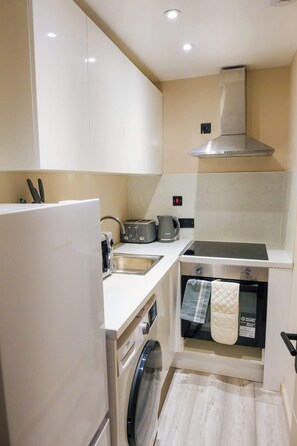 Kühlschrank, Mikrowelle, Ofen, Herdplatte