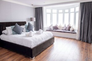 Een strijkplank/strijkijzer, reisbedje, wifi, beddengoed