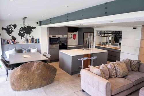 The Sanctuary| 5 Min Walk To Beach| Private Garden