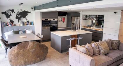 The Sanctuary| 5 Min Walk To Beach| Private Garden