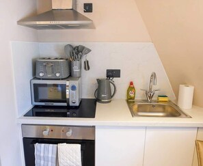 Een koelkast, een microgolfoven, een oven, een kookplaat
