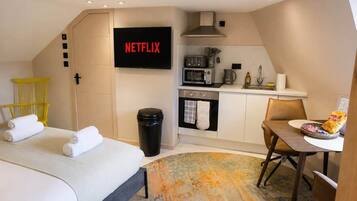 Iron/ironing board, WiFi, bed sheets
