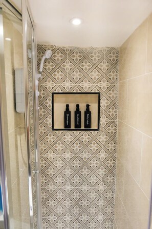 Een douche, shampoo
