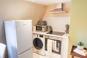 Een koelkast, een microgolfoven, een oven, een kookplaat