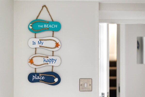 Une pancarte fixée au mur avec l’inscription : « La plage est mon endroit préféré. »