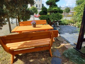 Outdoor dining - Aemy Vacation Rentals: Central Location (Sellin)