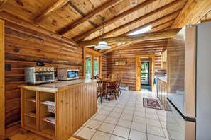 Wasserkocher mit Kaffee-/Teezubehör, Kühlschrank, Mikrowelle, Ofen