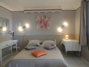 Iron/ironing board, WiFi, bed sheets - Balcon Créole Soleil Couchant Holiday Home: Sea View, Private Terrace, Wi-Fi (Saint-Leu)