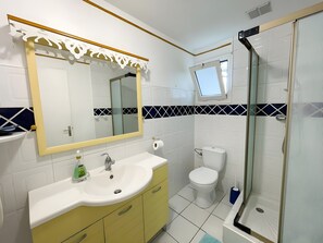 Shower, towels - Balcon Créole Soleil Couchant Holiday Home: Sea View, Private Terrace, Wi-Fi (Saint-Leu)
