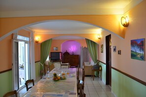 Dining - Balcon Créole Soleil Couchant Holiday Home: Sea View, Private Terrace, Wi-Fi (Saint-Leu)